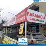 fachada-em-lona-farmacia-dallafarma